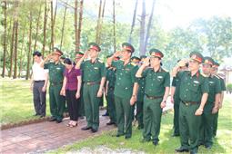 Chính ủy Quân khu tặng quà đối tượng chính sách và dâng hương tại nghĩa trang liệt sĩ huyện Quảng Hòa tỉnh Cao Bằng